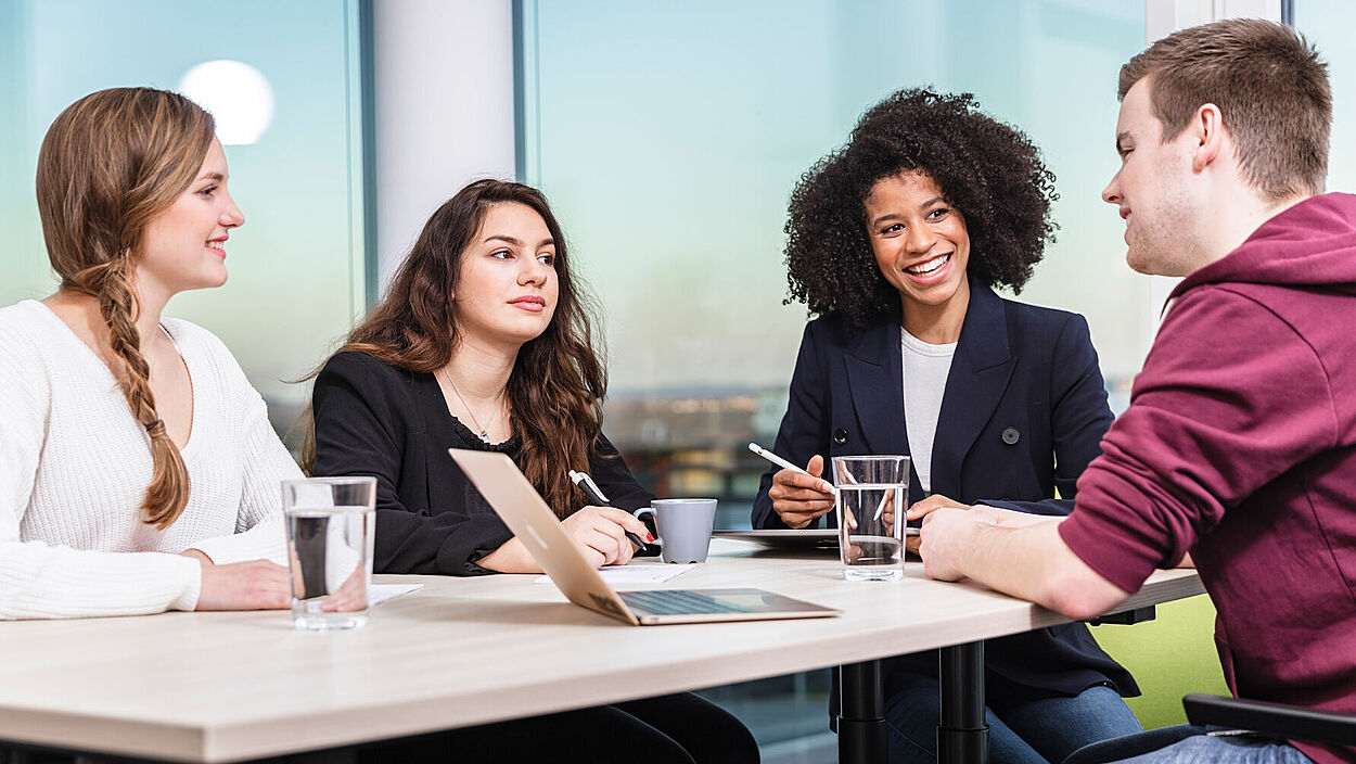 4 Studierende des Dualen Studiengangs BWL in einer Gruppenbesprechung