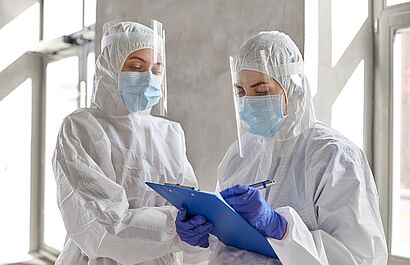 Wussten Sie schon? Wir prüfen und zertifizieren auch Schutzkleidung gegen Chemikalien und Infektionserreger für Sie.